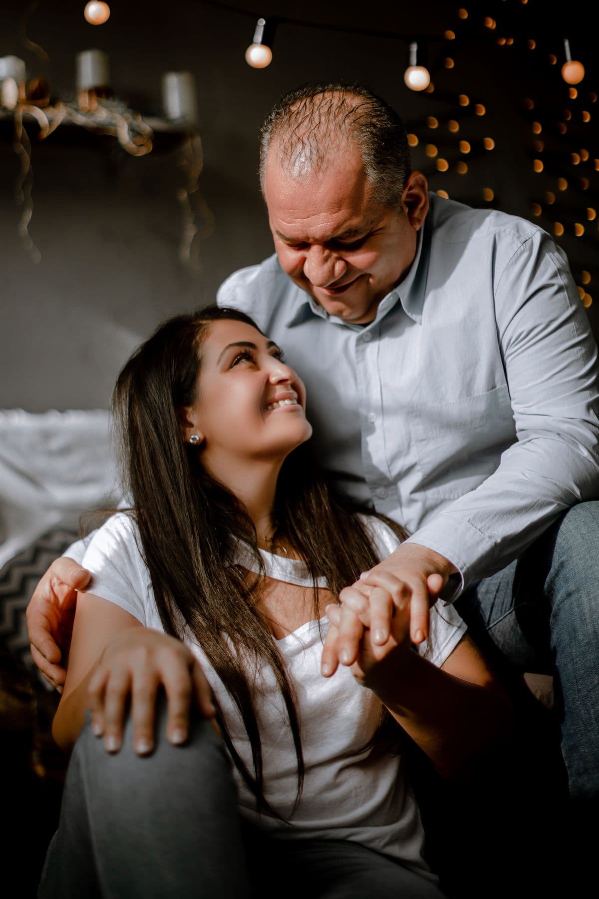 Padre e hija riendo juntos con alegría